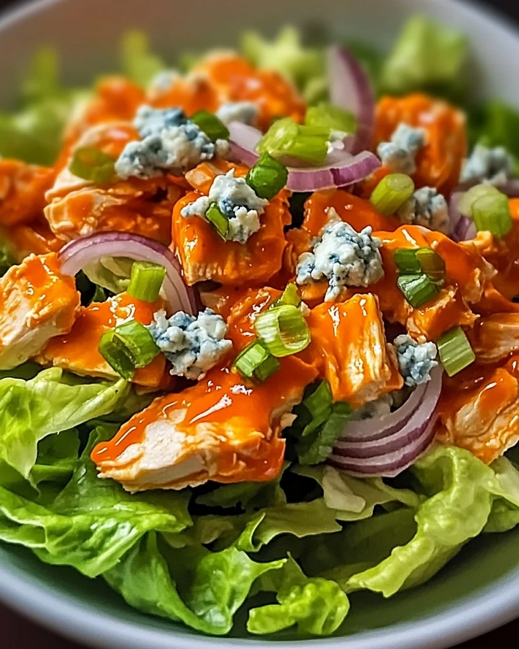 Buffalo-Hühnchen-Salat: Schnell & Würzig genießen