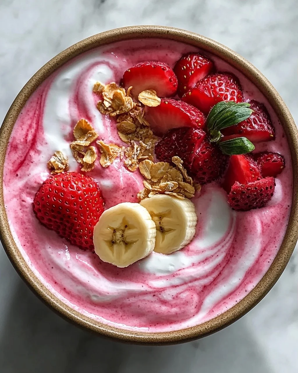 Erdbeer Swirl Smoothie Bowl: Das ultimative Sommer-Rezept