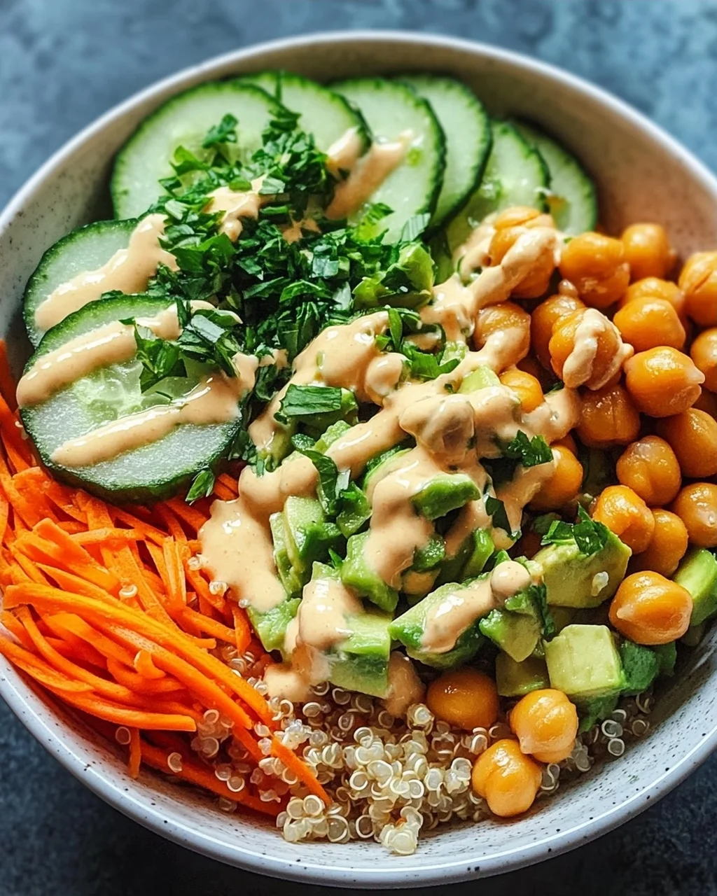 Quinoa-Gemüse-Bowl mit Tahini-Dressing