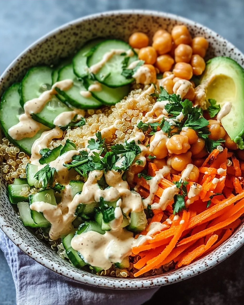 Quinoa-Gemüse-Bowl mit Tahini-Dressing